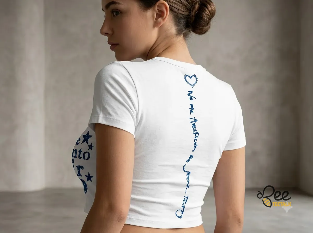 Karol G No Me Arrepiento De Sentir Tanto Spanish Quote Crop Women Baby Tee Shirt 2026 4 Front and back view of a white Karol G baby tee with navy blue lyric graphics and star details. (Detail view #3)